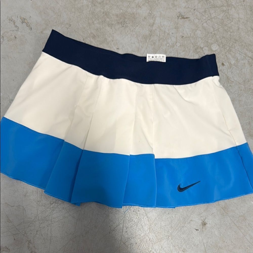 Nike White and Blue Athletic Skirt LIKE NEW - Size Medium